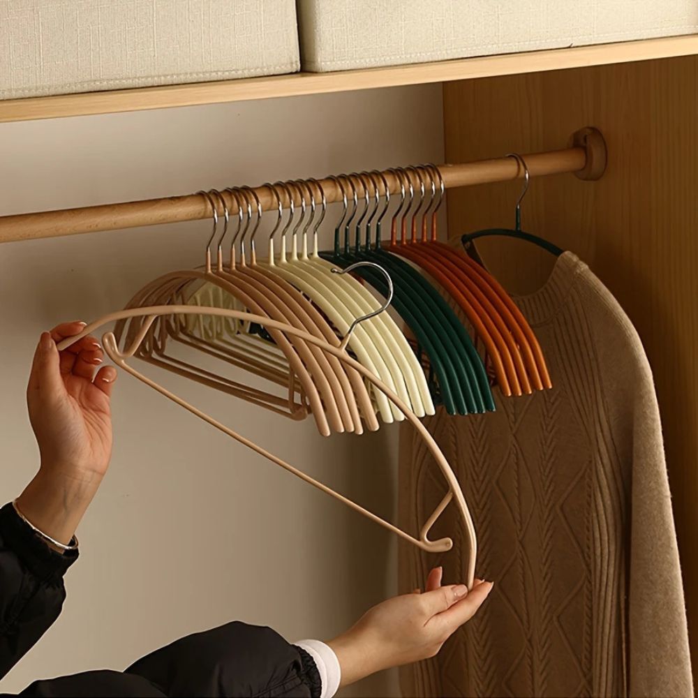 Wooden Clothes Hangers – Non-Slip Design for Wrinkle-Free and Organized Wardrobes 2