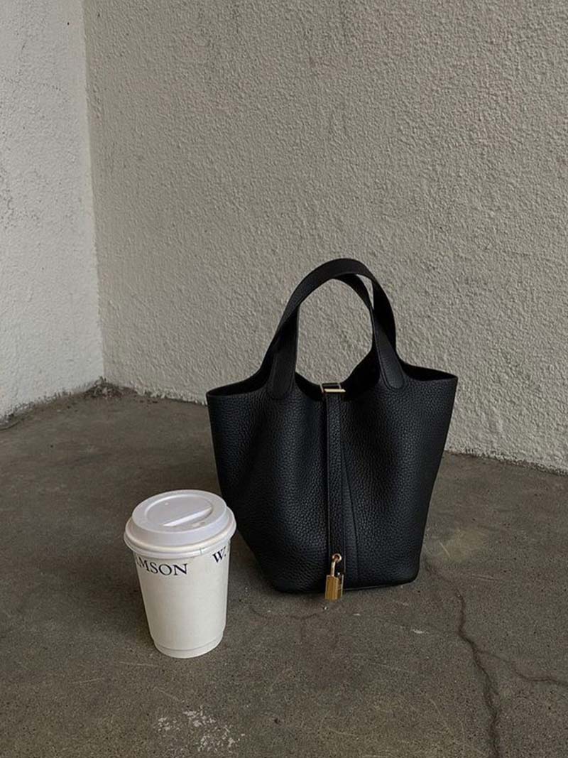 Handbag – Elegant Leather Design with Luxurious Gold Accents