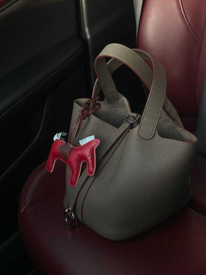 Handbag – Elegant Leather Design with Luxurious Gold Accents