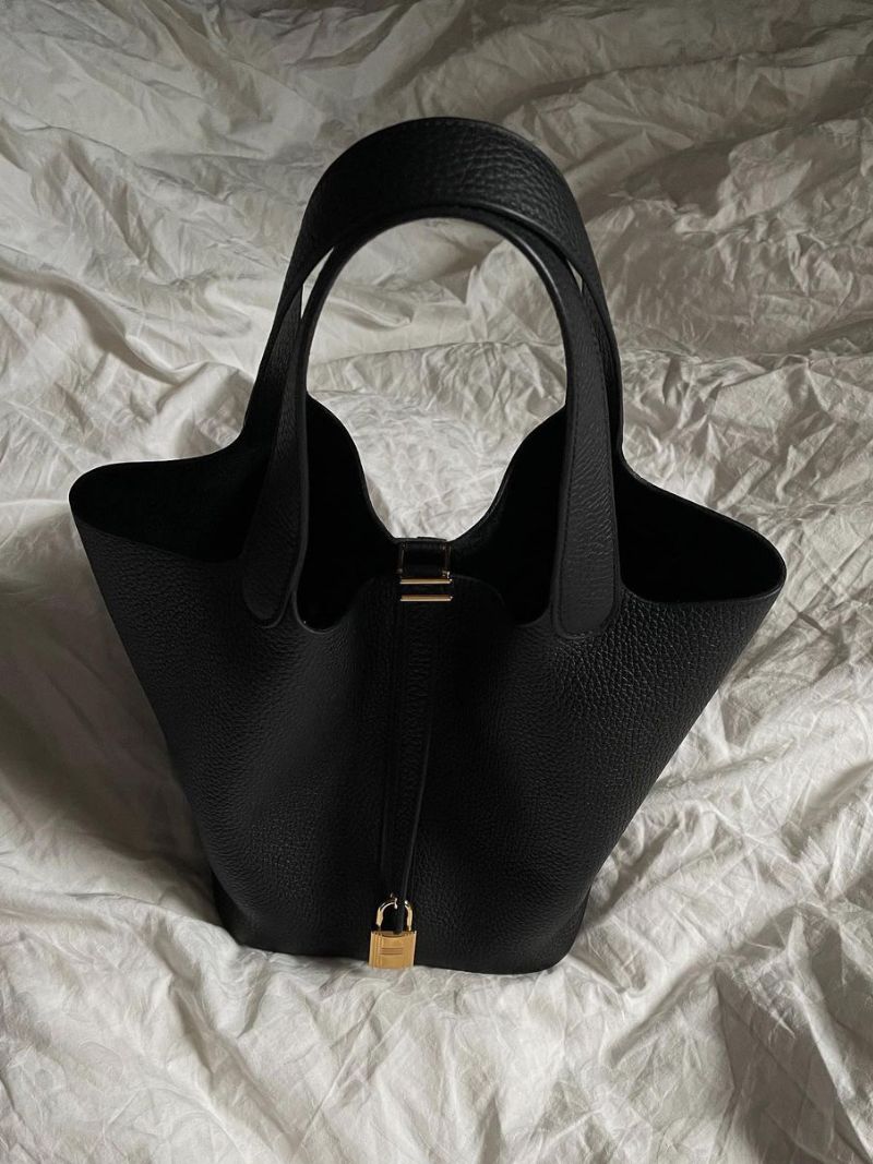 Handbag – Elegant Leather Design with Luxurious Gold Accents