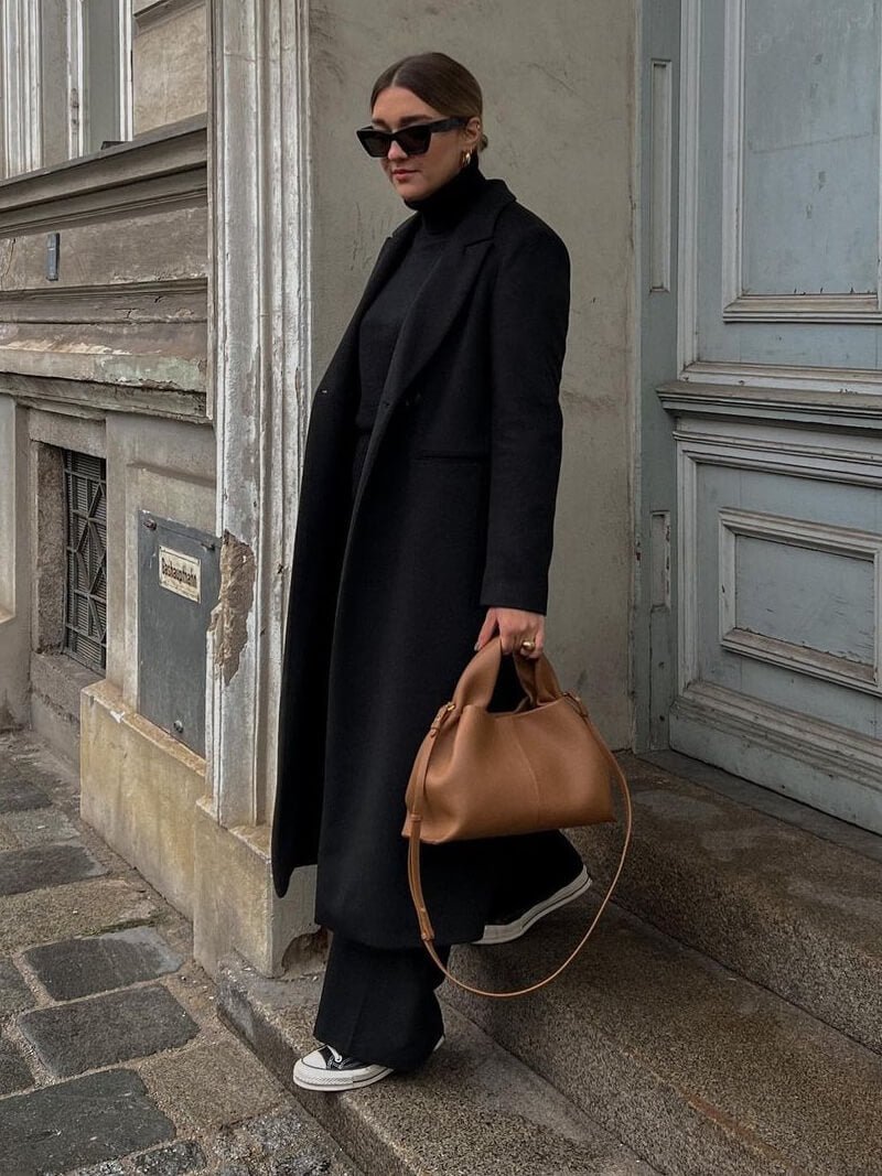 Stylish Handbag – Elegant Leather Design with Spacious Interior for Modern Women