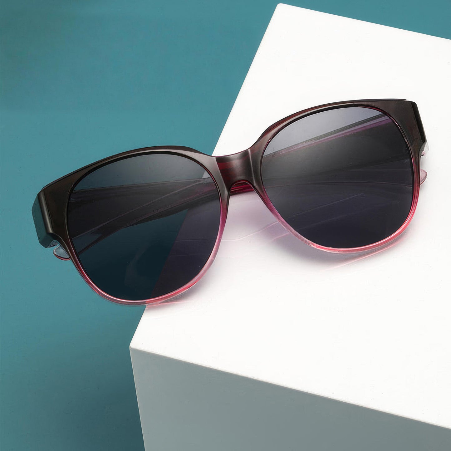 Stylish Women's Sunglasses – Cat-Eye Design with UV400 Protection